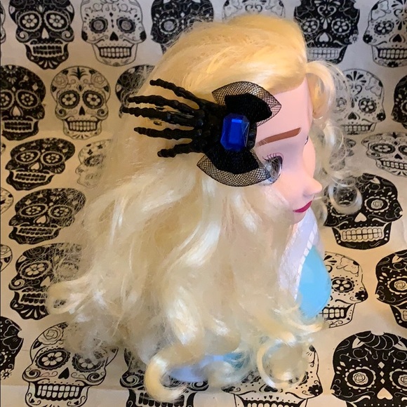 Black skeleton hand hair clip with blue jewel 💎 - Picture 2 of 16